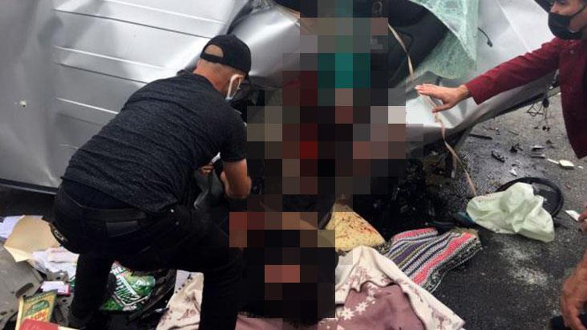 TEM'de ticari araç, park halindeki kamyona çarptı! Feci kazada 1 kişi öldü, 2 kişi yaralandı