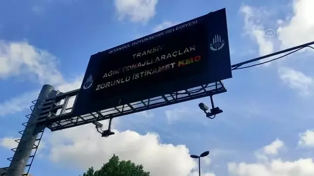 Unkapanı'ndaki çalışma nedeniyle bölgede trafik yoğunluğu oluştu Unkapanı'ndaki çalışma nedeniyle bölgede trafik yoğunluğu oluştu