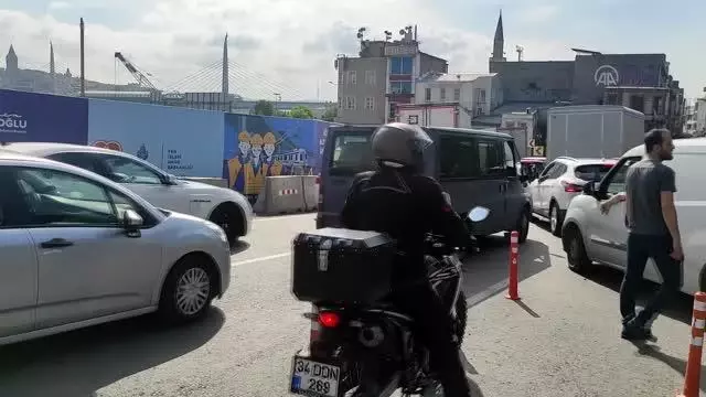 Unkapanı'ndaki çalışma nedeniyle bölgede trafik yoğunluğu oluştu