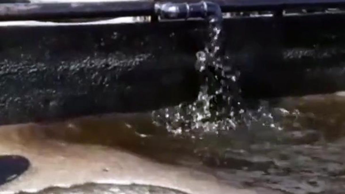 Üzerine beton dökülüp kapatılmıştı! TPAO Diyarbakır'daki kuyudan akan oluk oluk petrolü paylaştı