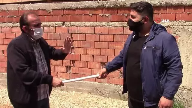 Vatandaşların değnekle kurban pazarlığı Vatandaşların değnekle kurban pazarlığı