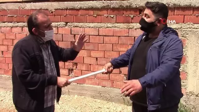 Vatandaşların değnekle kurban pazarlığı Vatandaşların değnekle kurban pazarlığı
