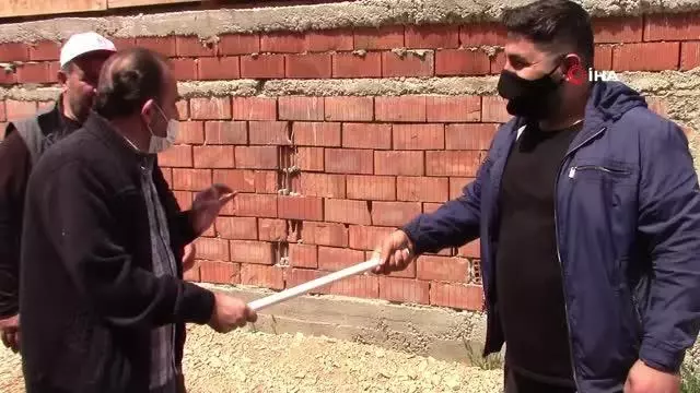 Vatandaşların değnekle kurban pazarlığı Vatandaşların değnekle kurban pazarlığı