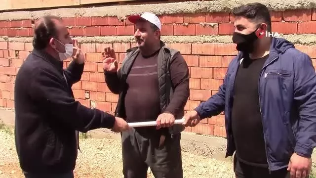 Vatandaşların değnekle kurban pazarlığı Vatandaşların değnekle kurban pazarlığı