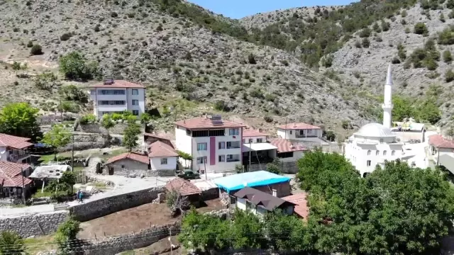 600 yılık köyündeki evleri sahiplerinin lakaplarıyla çizdi 600 yılık köyündeki evleri sahiplerinin lakaplarıyla çizdi