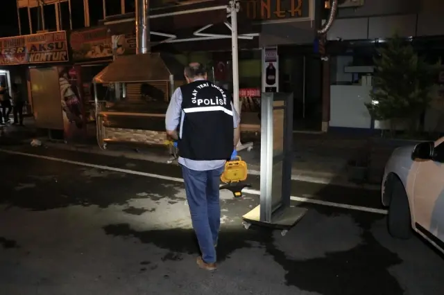 Adana'da kebapçıya kalaşnikof ve tabanca ile saldırı Adana'da kebapçıya kalaşnikof ve tabanca ile saldırı