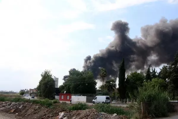 Adana'da plastik atık geri dönüşüm fabrikasında yangın (1) Adana'da plastik atık geri dönüşüm fabrikasında yangın (1)
