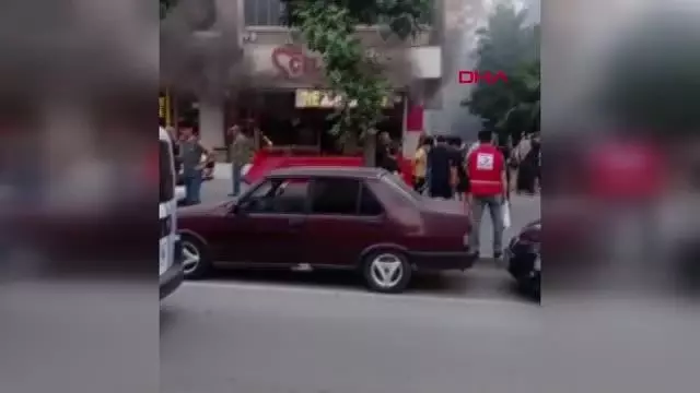 Son dakika haber... ADANA İş yerinde çıkan yangında mahsur kalan kişiyi vatandaşlar kurtardı Son dakika haber... ADANA İş yerinde çıkan yangında mahsur kalan kişiyi vatandaşlar kurtardı