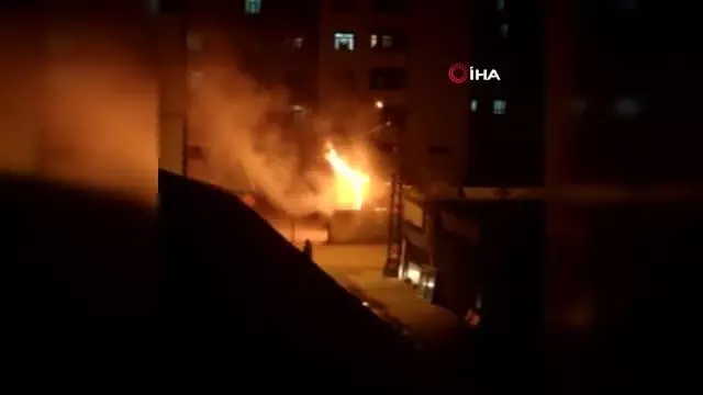 Ağrı'da kömür deposunda çıkan yangın geceyi aydınlattı Ağrı'da kömür deposunda çıkan yangın geceyi aydınlattı