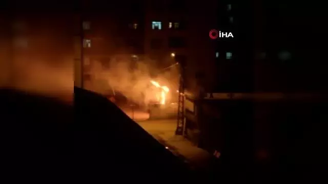 Ağrı'da kömür deposunda çıkan yangın geceyi aydınlattı Ağrı'da kömür deposunda çıkan yangın geceyi aydınlattı