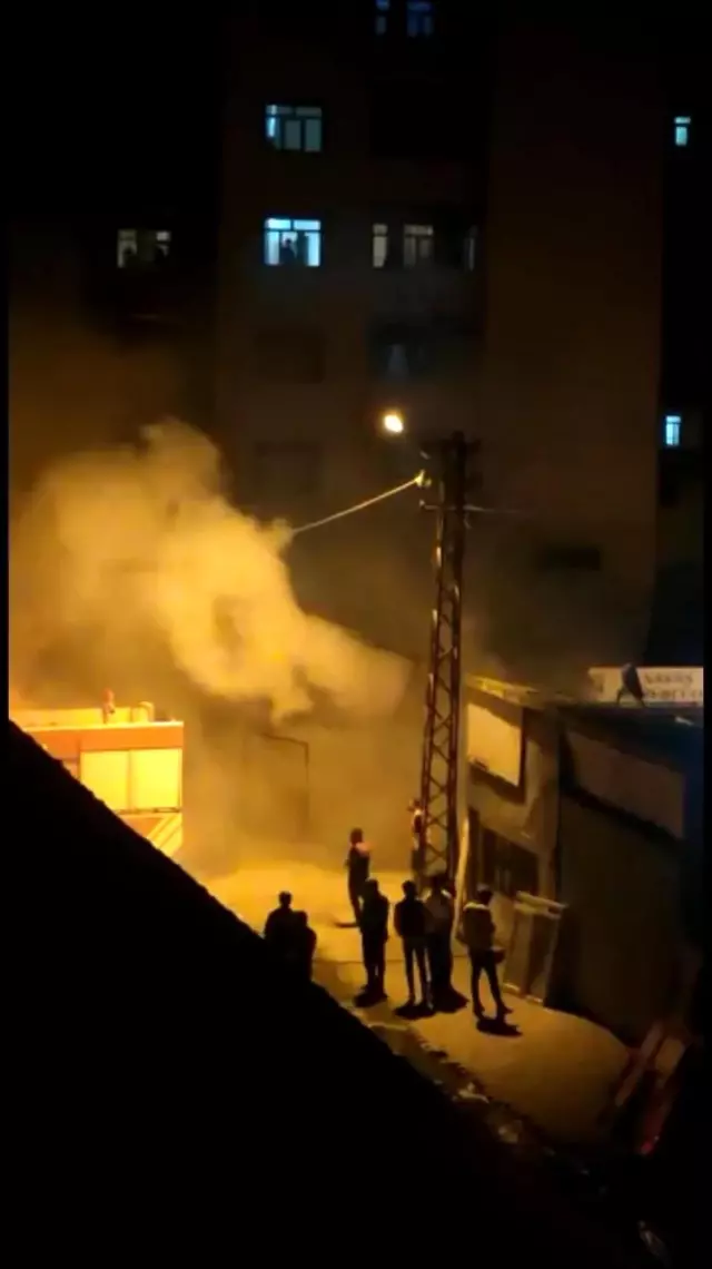 Ağrı'da kömür deposunda çıkan yangın geceyi aydınlattı Ağrı'da kömür deposunda çıkan yangın geceyi aydınlattı
