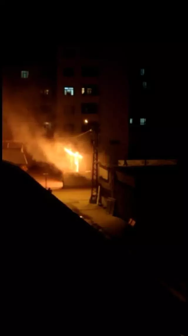 Ağrı'da kömür deposunda çıkan yangın geceyi aydınlattı Ağrı'da kömür deposunda çıkan yangın geceyi aydınlattı