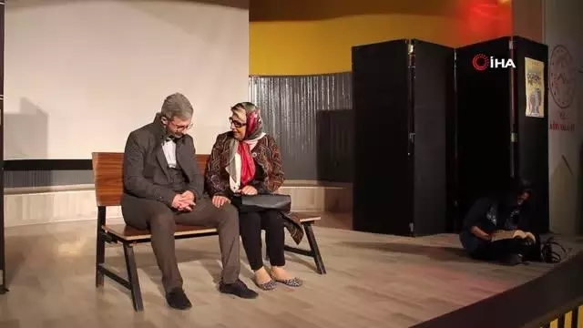 Son dakika haberi... Ağrı'da sahnelenen tiyatro oyununda şehit öğretmenler unutulmadı Son dakika haberi... Ağrı'da sahnelenen tiyatro oyununda şehit öğretmenler unutulmadı