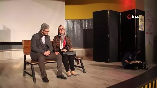 Son dakika haberi... Ağrı'da sahnelenen tiyatro oyununda şehit öğretmenler unutulmadı Son dakika haberi... Ağrı'da sahnelenen tiyatro oyununda şehit öğretmenler unutulmadı