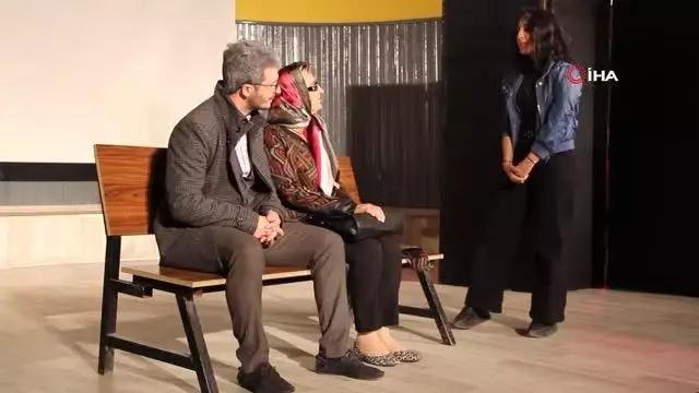Son dakika haberi... Ağrı'da sahnelenen tiyatro oyununda şehit öğretmenler unutulmadı Son dakika haberi... Ağrı'da sahnelenen tiyatro oyununda şehit öğretmenler unutulmadı