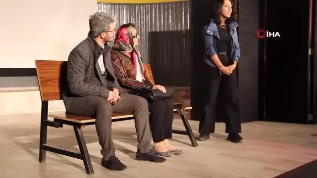 Son dakika haberi... Ağrı'da sahnelenen tiyatro oyununda şehit öğretmenler unutulmadı Son dakika haberi... Ağrı'da sahnelenen tiyatro oyununda şehit öğretmenler unutulmadı