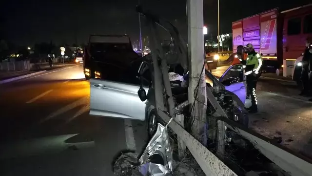 Alkol alıp hız yapınca dehşeti yaşadılar: 1 ölü, 2 yaralı Alkol alıp hız yapınca dehşeti yaşadılar: 1 ölü, 2 yaralı