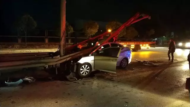 Alkol alıp hız yapınca dehşeti yaşadılar: 1 ölü, 2 yaralı Alkol alıp hız yapınca dehşeti yaşadılar: 1 ölü, 2 yaralı