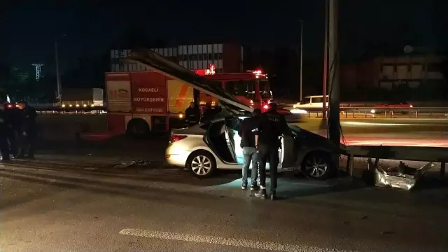 Alkol alıp hız yapınca dehşeti yaşadılar: 1 ölü, 2 yaralı Alkol alıp hız yapınca dehşeti yaşadılar: 1 ölü, 2 yaralı