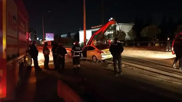 Alkol alıp hız yapınca dehşeti yaşadılar: 1 ölü, 2 yaralı Alkol alıp hız yapınca dehşeti yaşadılar: 1 ölü, 2 yaralı