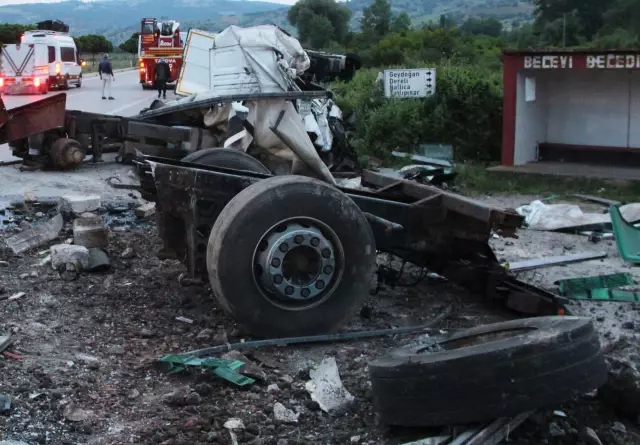 Amasya'da devrilen tırda bulunan hurda araçların yola savrulması trafiği aksattı Amasya'da devrilen tırda bulunan hurda araçların yola savrulması trafiği aksattı