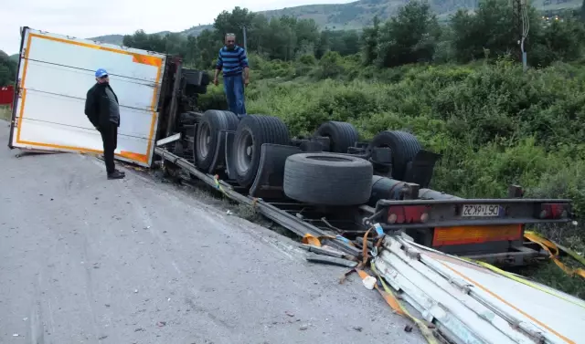 Amasya'da devrilen tırda bulunan hurda araçların yola savrulması trafiği aksattı Amasya'da devrilen tırda bulunan hurda araçların yola savrulması trafiği aksattı