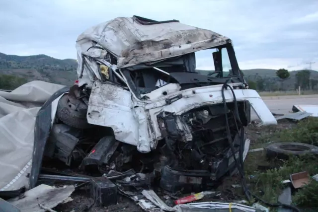 Amasya'da devrilen tırda bulunan hurda araçların yola savrulması trafiği aksattı Amasya'da devrilen tırda bulunan hurda araçların yola savrulması trafiği aksattı