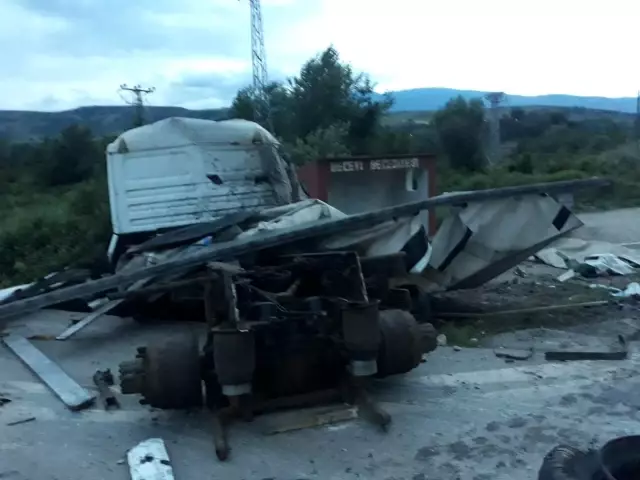Amasya'da tır devrildi: 1 yaralı Amasya'da tır devrildi: 1 yaralı