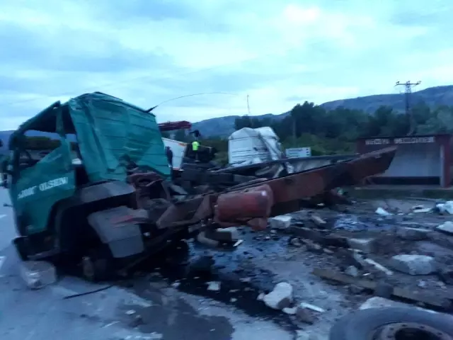 Amasya'da tır devrildi: 1 yaralı Amasya'da tır devrildi: 1 yaralı