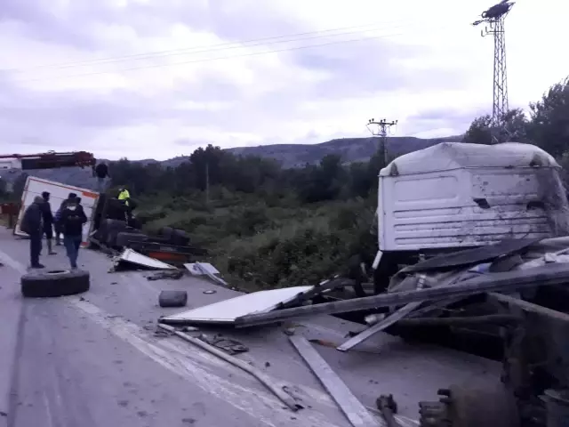 Amasya'da tır devrildi: 1 yaralı Amasya'da tır devrildi: 1 yaralı
