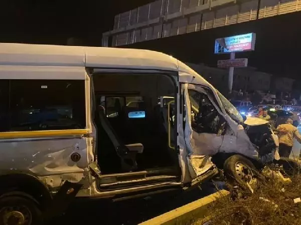 Ankara'da otomobil, minibüse çarptı 3 yaralı Ankara'da otomobil, minibüse çarptı 3 yaralı