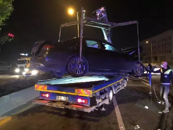Ankara'da otomobil, minibüse çarptı 3 yaralı Ankara'da otomobil, minibüse çarptı 3 yaralı