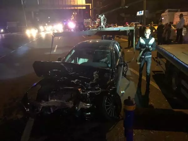 Ankara'da otomobil, minibüse çarptı 3 yaralı Ankara'da otomobil, minibüse çarptı 3 yaralı