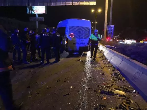 Ankara'da otomobil, minibüse çarptı 3 yaralı Ankara'da otomobil, minibüse çarptı 3 yaralı