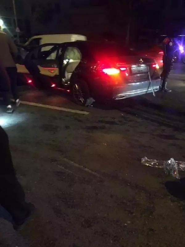 Ankara'da otomobil, minibüse çarptı 3 yaralı Ankara'da otomobil, minibüse çarptı 3 yaralı