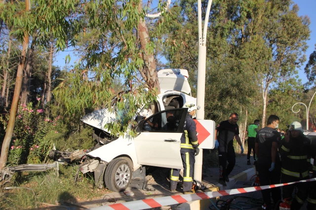 Antalya'da ağaca çarpan otomobilin sürücüsü hayatını kaybetti