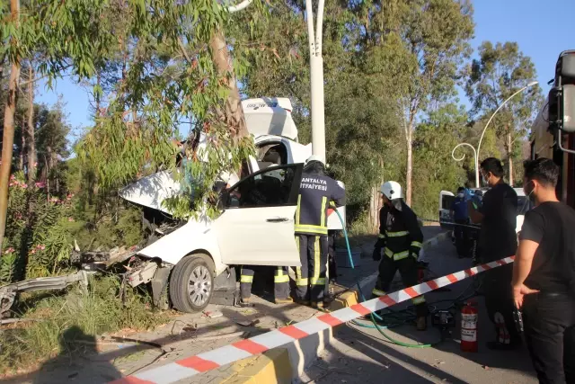 Antalya'da ağaca çarpan otomobilin sürücüsü hayatını kaybetti Antalya'da ağaca çarpan otomobilin sürücüsü hayatını kaybetti