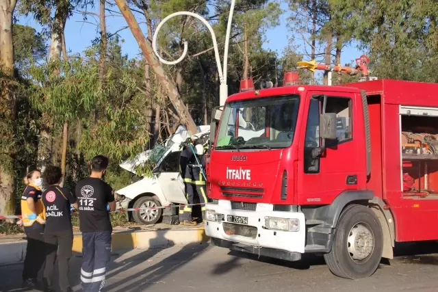 Antalya'da ağaca çarpan otomobilin sürücüsü hayatını kaybetti Antalya'da ağaca çarpan otomobilin sürücüsü hayatını kaybetti