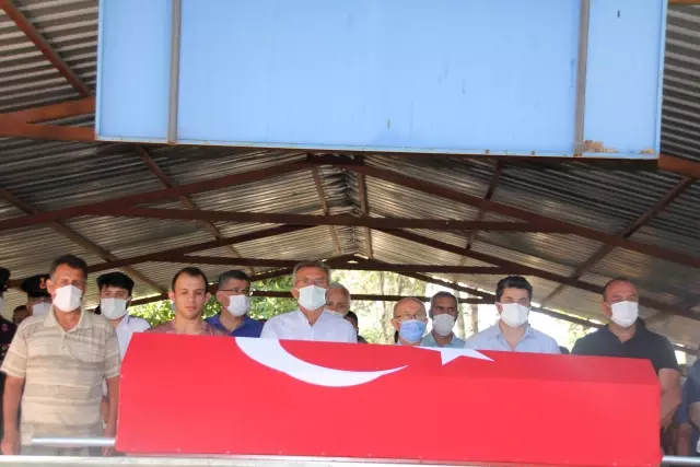Antalya'da otomobilin ağaca çarpması sonucu hayatını kaybeden askerin cenazesi defnedildi Antalya'da otomobilin ağaca çarpması sonucu hayatını kaybeden askerin cenazesi defnedildi