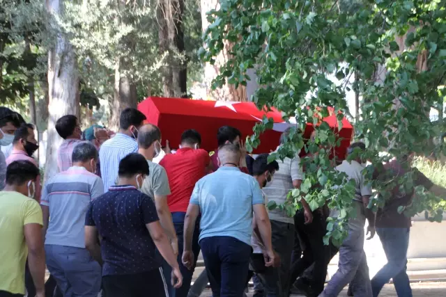 Antalya'da otomobilin ağaca çarpması sonucu hayatını kaybeden askerin cenazesi defnedildi Antalya'da otomobilin ağaca çarpması sonucu hayatını kaybeden askerin cenazesi defnedildi