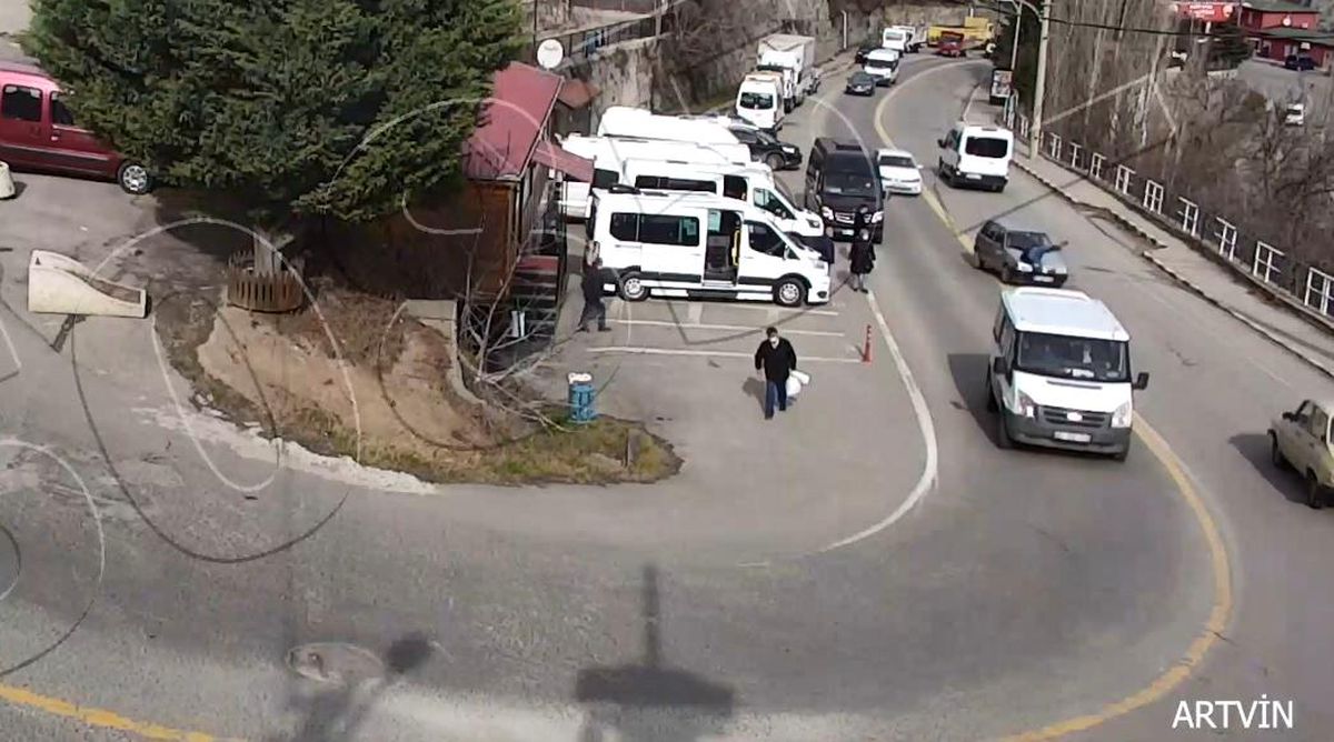 Talihsizliğin böylesi! Karşıya geçmek isteyen vatandaşa 2 saniyede 2 araç çarptı