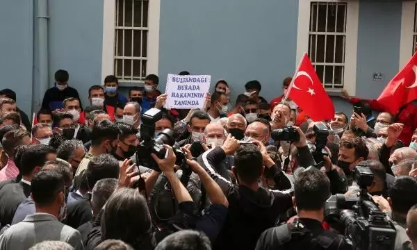 Bakan Soylu, 'Dik dur eğilme' sloganlarını karşılıksız bırakmadı: Allah sizin emrinize amade olmaktan uzaklaştırmasın Bakan Soylu, 'Dik dur eğilme' sloganlarını karşılıksız bırakmadı: Allah sizin emrinize amade olmaktan uzaklaştırmasın