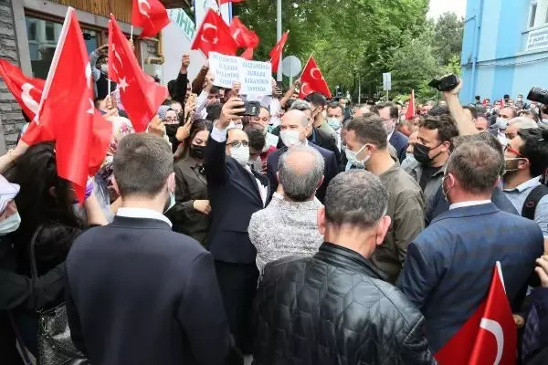 Bakan Soylu, 'Dik dur eğilme' sloganlarını karşılıksız bırakmadı: Allah sizin emrinize amade olmaktan uzaklaştırmasın Bakan Soylu, 'Dik dur eğilme' sloganlarını karşılıksız bırakmadı: Allah sizin emrinize amade olmaktan uzaklaştırmasın