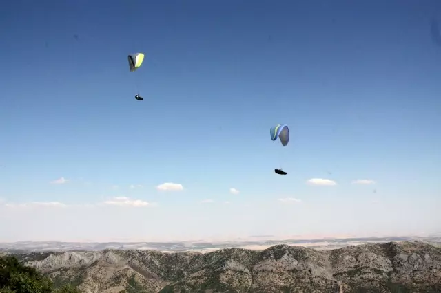 Diyarbakır'daki Pir Aziz Parkı, yamaç paraşütü ve uçurtma festivaliyle açıldı