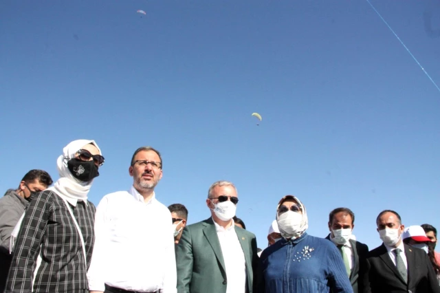 Diyarbakır'daki Pir Aziz Parkı, yamaç paraşütü ve uçurtma festivaliyle açıldı