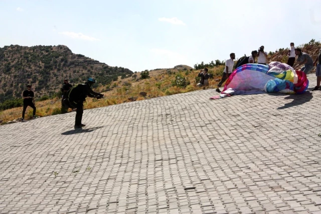 Diyarbakır'daki Pir Aziz Parkı, yamaç paraşütü ve uçurtma festivaliyle açıldı