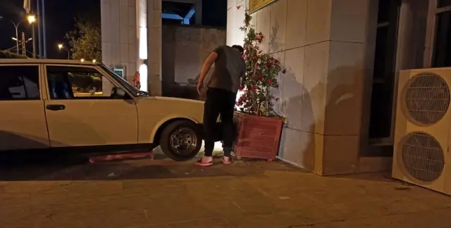 Drift atarken direksiyon hakimiyetini kaybedip müze duvarına çarptı Drift atarken direksiyon hakimiyetini kaybedip müze duvarına çarptı