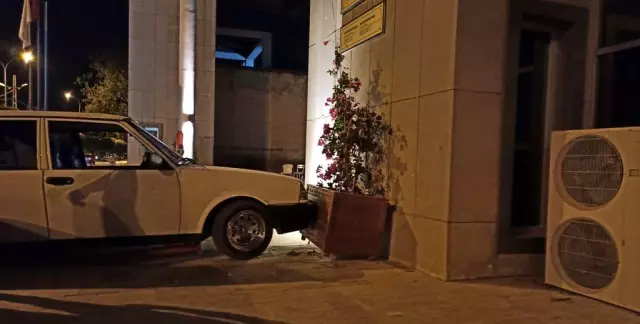 Drift atarken direksiyon hakimiyetini kaybedip müze duvarına çarptı Drift atarken direksiyon hakimiyetini kaybedip müze duvarına çarptı
