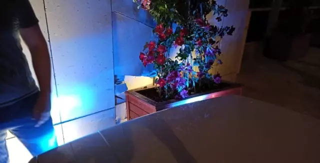 Drift atarken direksiyon hakimiyetini kaybedip müze duvarına çarptı Drift atarken direksiyon hakimiyetini kaybedip müze duvarına çarptı