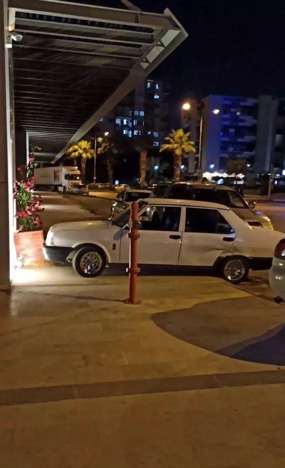 Drift atarken direksiyon hakimiyetini kaybedip müze duvarına çarptı Drift atarken direksiyon hakimiyetini kaybedip müze duvarına çarptı